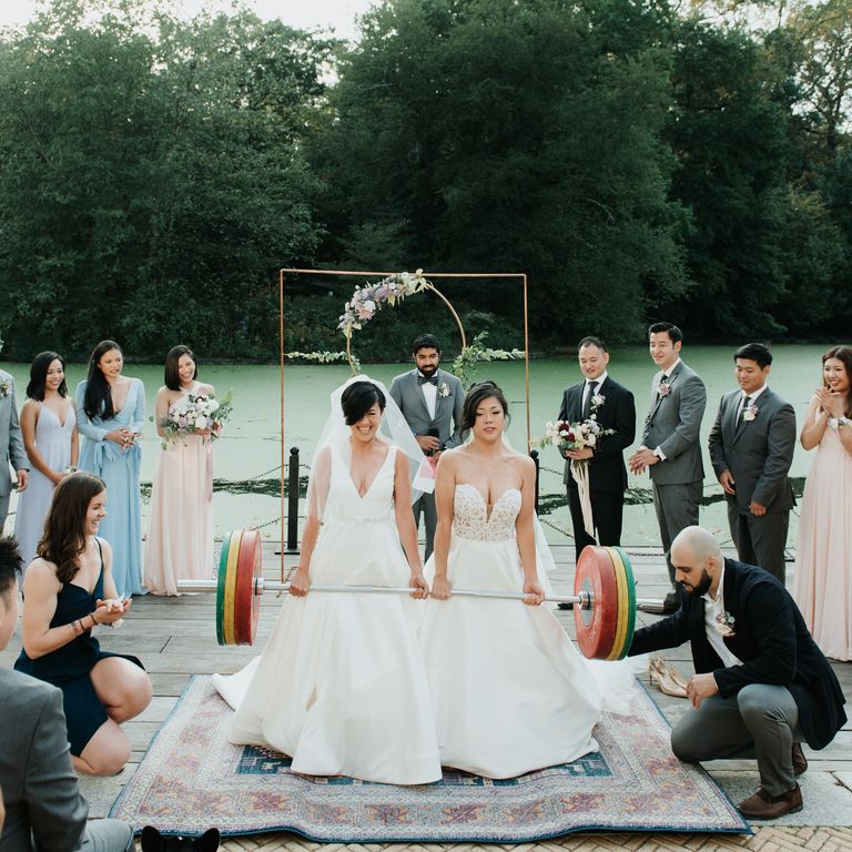 Novias celebran su unión…¡Levantando pesas!