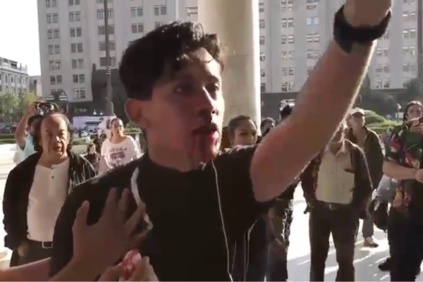 Campesinos golpean activistas y bloquean Bellas Artes