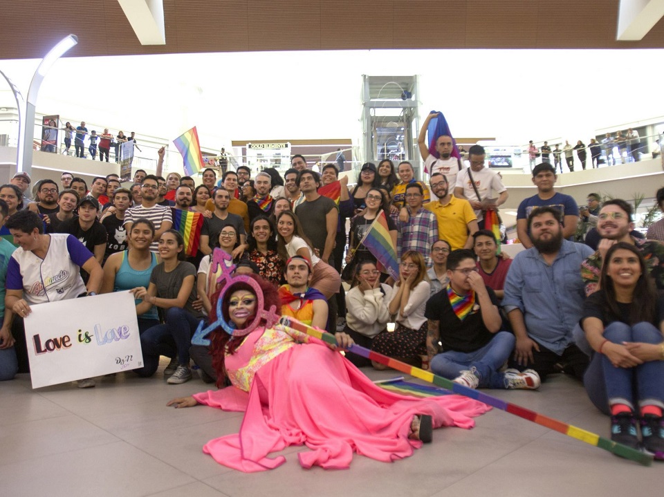 Con besos buscan eliminar homofobia en Monterrey