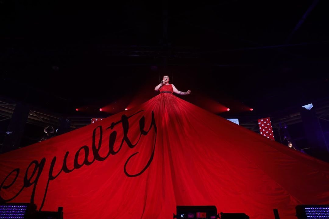Sam Smith apela por la igualdad con vestidazo en carnaval lgbt