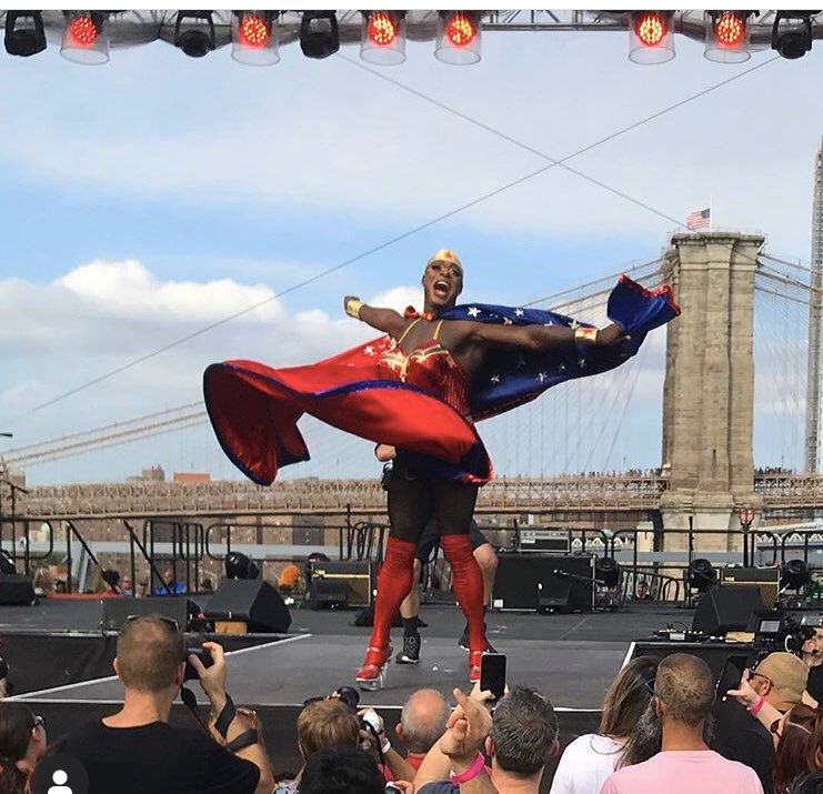 Muere legendaria drag queen a causa de covid-19