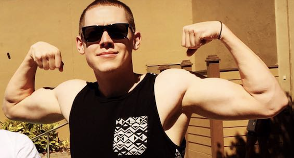 Entrenador de basquetbol sale del closet