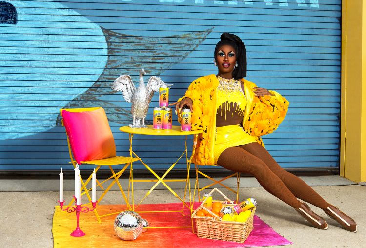 Charisma, uniqueness, nerve y cerveza, Shea Couleé lanza su propia bebida