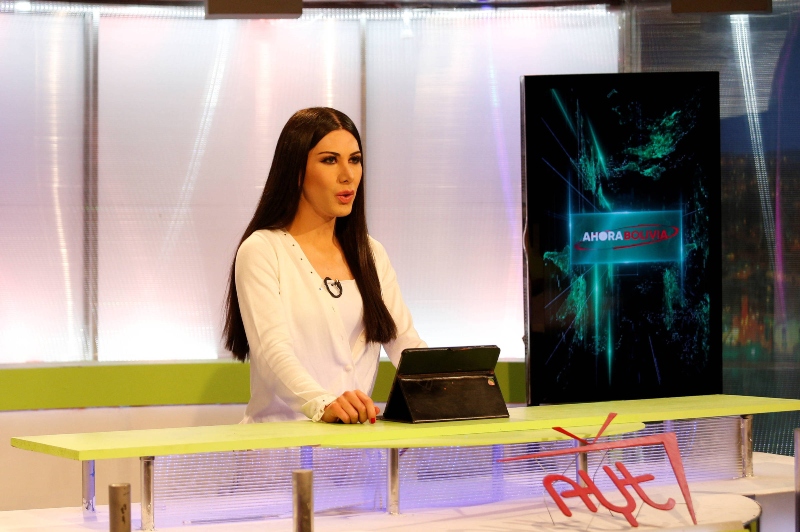 Leonie Dorado, la primera presentadora trans de noticias en Bolivia