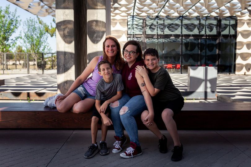 Mujer trans sale del clóset a 10 años de casada ¡y su familia la apoya!