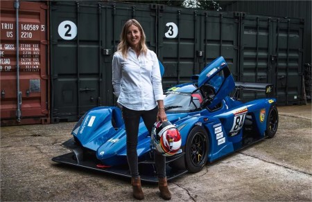 Ella es Charlie Martin, la piloto trans que hace historia en Europa