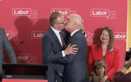 Político australiano celebra triunfo besando a su esposo en TV nacional