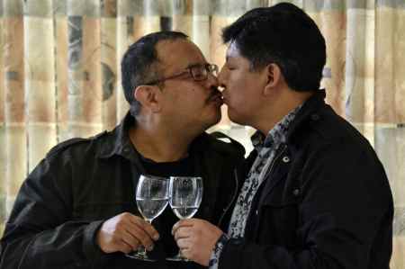 Bolivia reconoce la primera unión civil de personas del mismo sexo