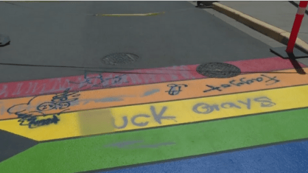 Vandalizan paso peatonal con bandera LGBT en escuela de Canadá
