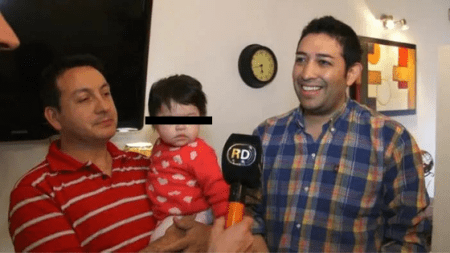 Matrimonio gay adopta a bebé con VIH, tras ser rechazado por 10 familias