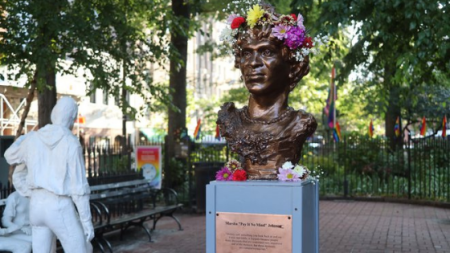 Activistas instalan monumento en honor a Marsha P. Johnson en Nueva York