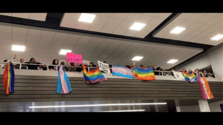 Estudiantes en Texas defienden a su compañera trans