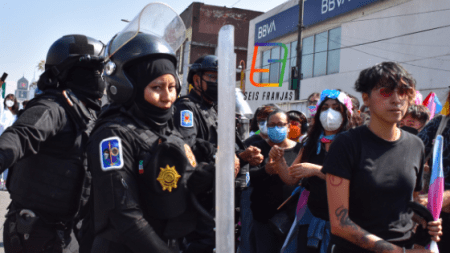 «Nos empujaban, no nos dejaban salir»; Mamá de infancia trans agredida en marcha por la Memoria Trans