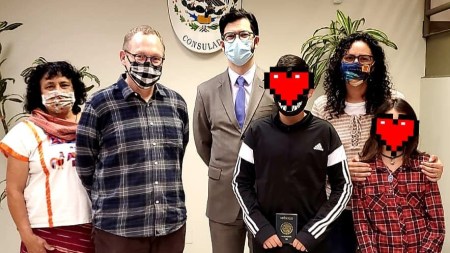 Consulado mexicano entrega pasaporte a infante trans