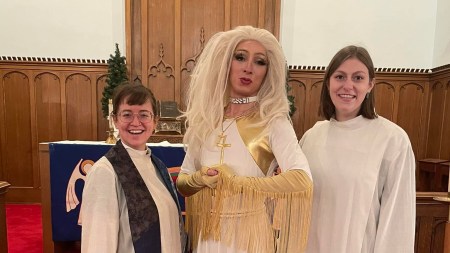 Drag queen ofrece misa para niñes