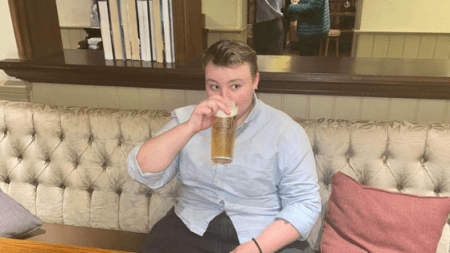 «No cortamos el cabello a mujeres» discriminan a hombre trans en barbería