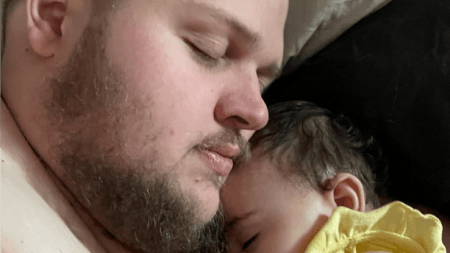 Hombre trans se vuelve papá luego de una cita de Grindr