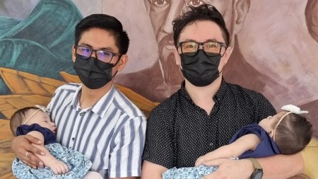 Papás gays logran registrar a sus hijas en Quintana Roo