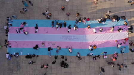 Bandera trans gigante adorna el Monumento a la Revolución