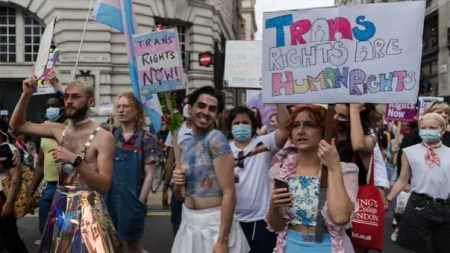 Reino Unido prohibiría las terapias de conversión excepto para las personas trans