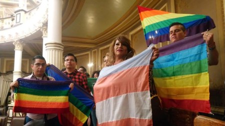Puebla prohíbe las terapias de conversión