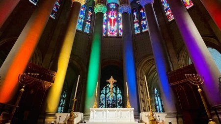 Catedral San Juan del Divino se ilumina con colores lgbt+