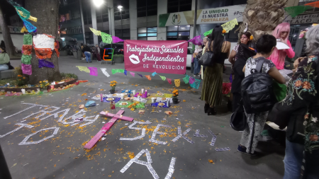 Realizan ofrendas para trabajadoras sexuales víctimas de transfeminicidios