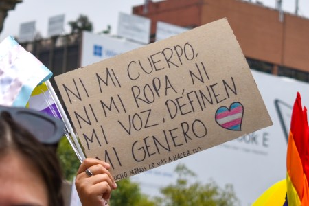 Hombre trans denuncia discriminación en Universidad Pontificia de México