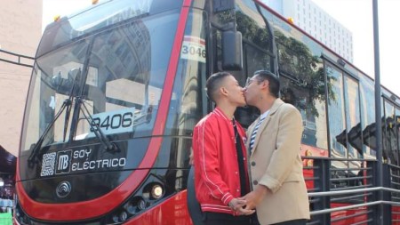 Pareja gay fue agredida en el metrobús de la Ciudad de México