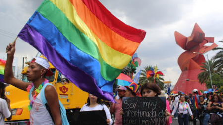 Entre Franjas: «Orgullo LGBTTTIQA+ en la tierra del Coyote Hambriento» por That Boy is Ruperto