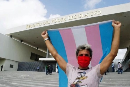 Entre Franjas: ¿Hacer política partidista o hacer activismo social? La encrujicada LGBTIQ+ y los peligros de caminar de un sólo lado por Jazz Bustamante Hernández